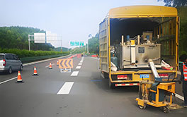 Thermoplastic road marking vehicle collaborating with a pre-heater for continuous marking operation