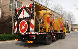Professional thermoplastic road marking truck with integrated paint tanks and automatic control system