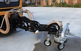 Adjustable removal head of a road marking removal vehicle for different line widths and types