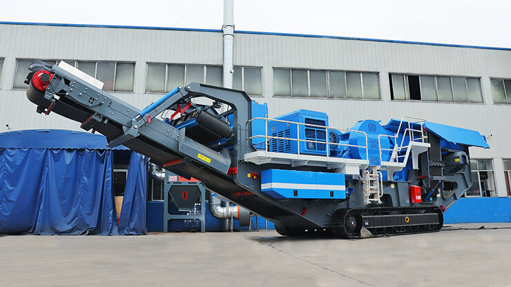 Side view of track-mounted mobile jaw crusher with hydraulic drive system