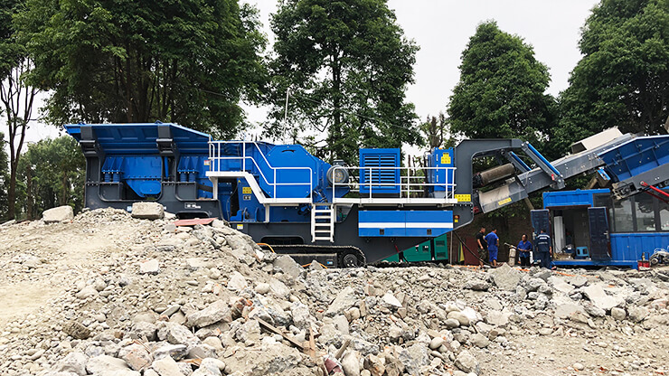 Mobile jaw crushing plant for efficient primary crushing of hard rock