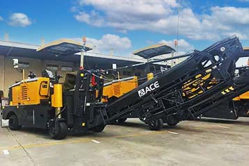 Cold milling machine for asphalt pavement removal