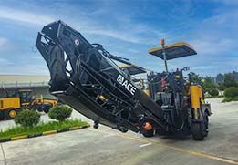 Hydraulic driving milling drum for stable asphalt milling
