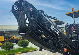 Compact three-wheeled asphalt milling machine with front-wheel drive