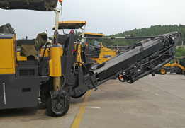 Road edge milling performance with swingable right rear leg design