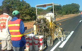 Driving-type cold painter road marker performing road line painting