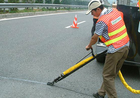 road crack sealing