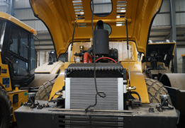 Double drum vibratory roller with CUMMINS engine and full hydraulic drive