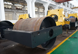 Dual vibration frequency and amplitudes system for road roller compaction