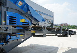 Integrated belt conveyor on mobile impact crusher plant