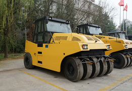 Hydraulic traveling CVT system for smooth speed changes on road roller