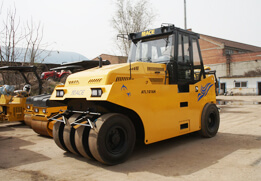 Low gravitational center design for safe pneumatic tyre roller operation