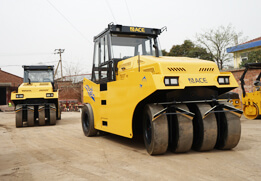 Anti-slip driving wheel function for various ground conditions on tyre roller