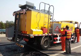 Highly efficient road repair truck requiring only 3 operators to restore traffic quickly