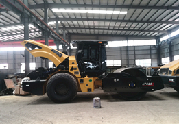 Spacious road roller cab mounted on high quality rubber damping elements