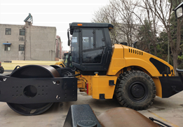 Optional pad foot or removable pad foot for different soil compaction needs