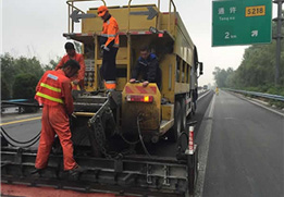 Centralized control platform for slurry seal truck with one-button operation for high efficiency