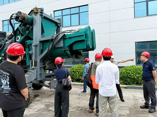 Delegates discussing asphalt plant technology